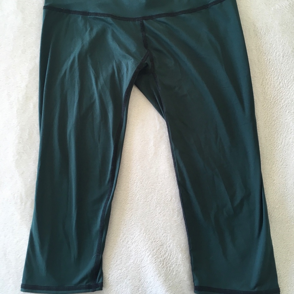 Teeki Goddess Capri Hunter Green Leggings